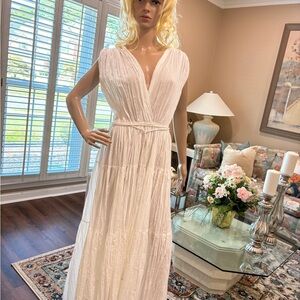 BRAND NEW STUNNING & SEXY ELEGANT SUMMER DRESS IN PRISTINE CONDITION.